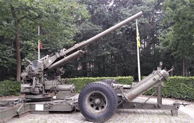 Afbeelding met boom, buiten, grond, militair voertuig
Automatisch gegenereerde beschrijving