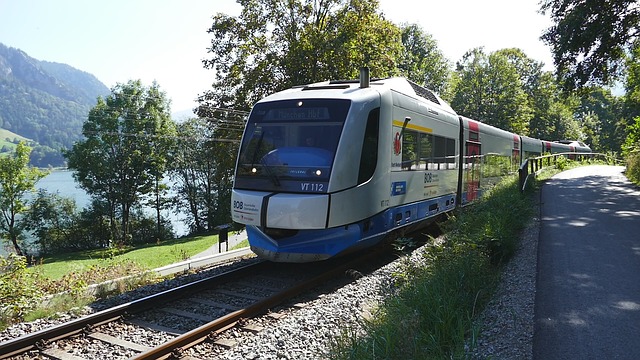train-3228592_640