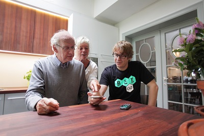 student_helpt_mobiel_koppel