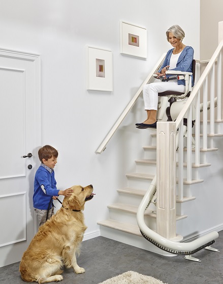 vrouw-op-traplift-kind-hond-beneden