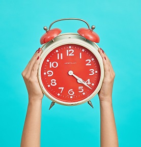 handen-houden-klok-vast