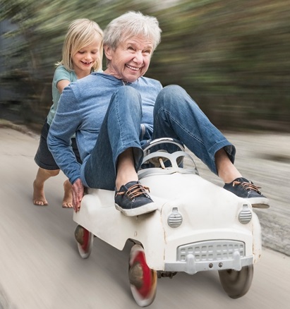 oma-en-kleindochter-rijden-karretje