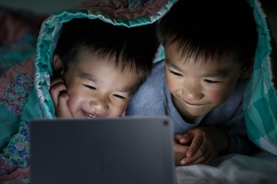 kindjes-onder-deken-met-tablet