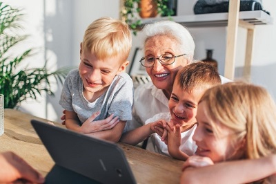 oma-kleinkinderen-tablet