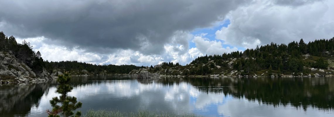 Berg dreigende lucht meer 2-1140
